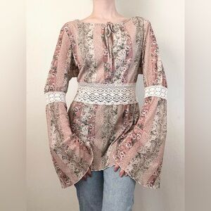 Bohemian 70s Inspired Vintage Y2K Crochet Floral Bell Angel Sleeve Rose Blouse 🥀
